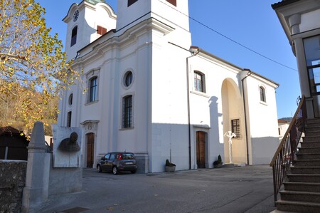 Pročelje cerkve z dvema spominskima obeležjema